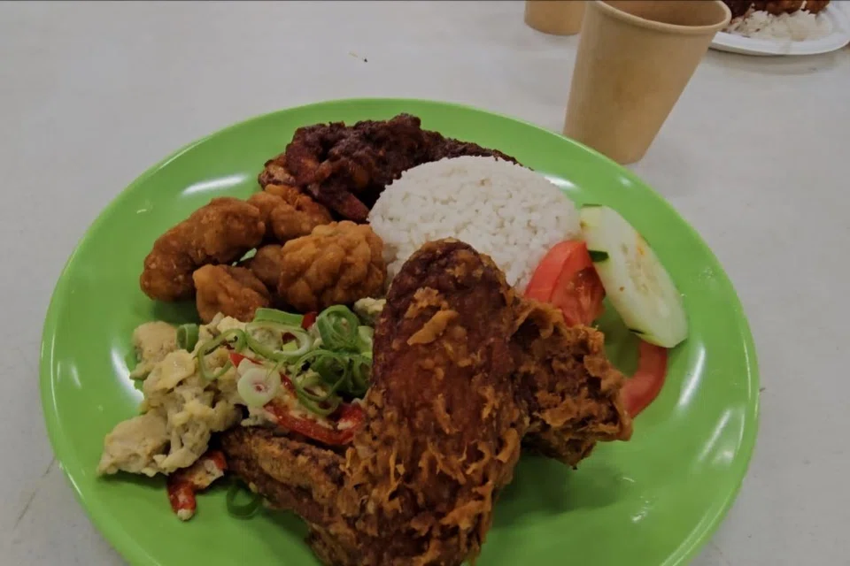 Nasi Lemak ‘Wallaby’ mempunyai pelbagai makanan sampingan seperti ayam goreng, telur dadar, sotong goreng, sambal udang, tomato. Dengan bahan yang terhad, bangsal memasak di rumah masak Kem Tilpal harus bijak dalam menggunakan bahan mereka. 