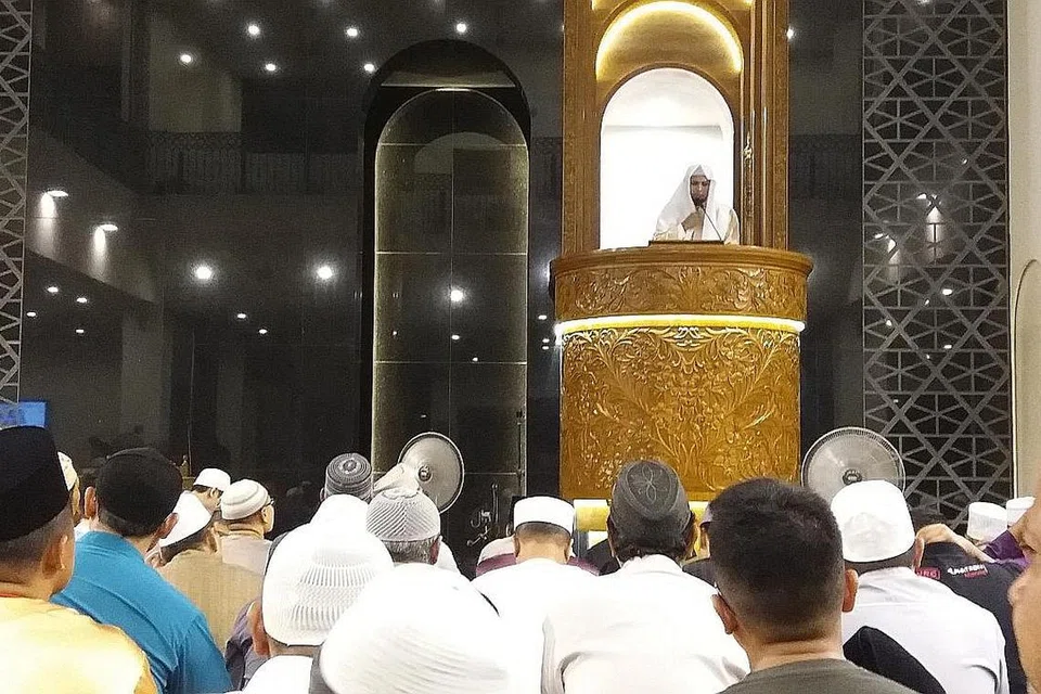 PEROLEHI ILMU DAN PENGAJARAN DI SEBALIK GERHANA BULAN: Umat Islam di Singapura, seperti jemaah di Masjid Yusof Ishak, berpeluang mendengar khutbah khas sempena solat sunat gerhana dan kemudian menyaksikan fenomena alam itu di pekarangan masjid tersebut pada malam Rabu lalu. - Foto-foto BM oleh ISMAIL ALI
