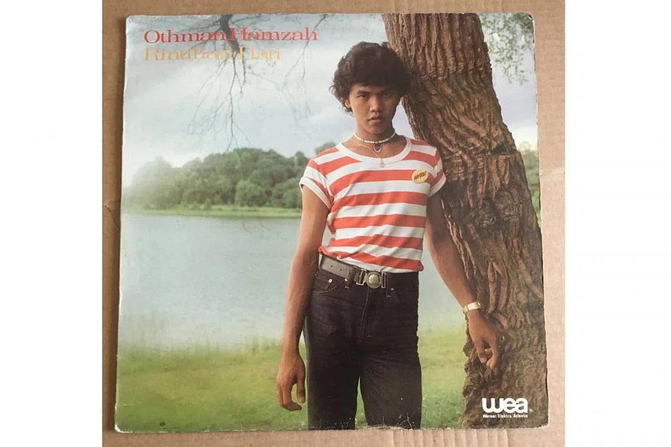 TAHU APA YANG DIMAHUKAN: Othman Hamzah sudah menetapkan cita-cita ingin mencari rezeki sebagai penyanyi profesional sejak usia 12 tahun. Gambar atas ialah fotonya setelah bergelar artis rakaman menyusuli kemenangan sebagai Naib Juara Talentime 1978. - Foto WARNER MUSIC