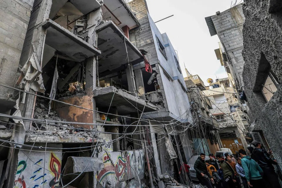 PERLUKAN BELANJA BESAR: Penduduk Rafah, selatan Gaza, memeriksa bangunan-bangunan yang musnah akibat serangan Israel. Laporan antarabangsa menunjukkan 350,000 rumah di Gaza rosak sepenuhnya atau sebahagiannya.