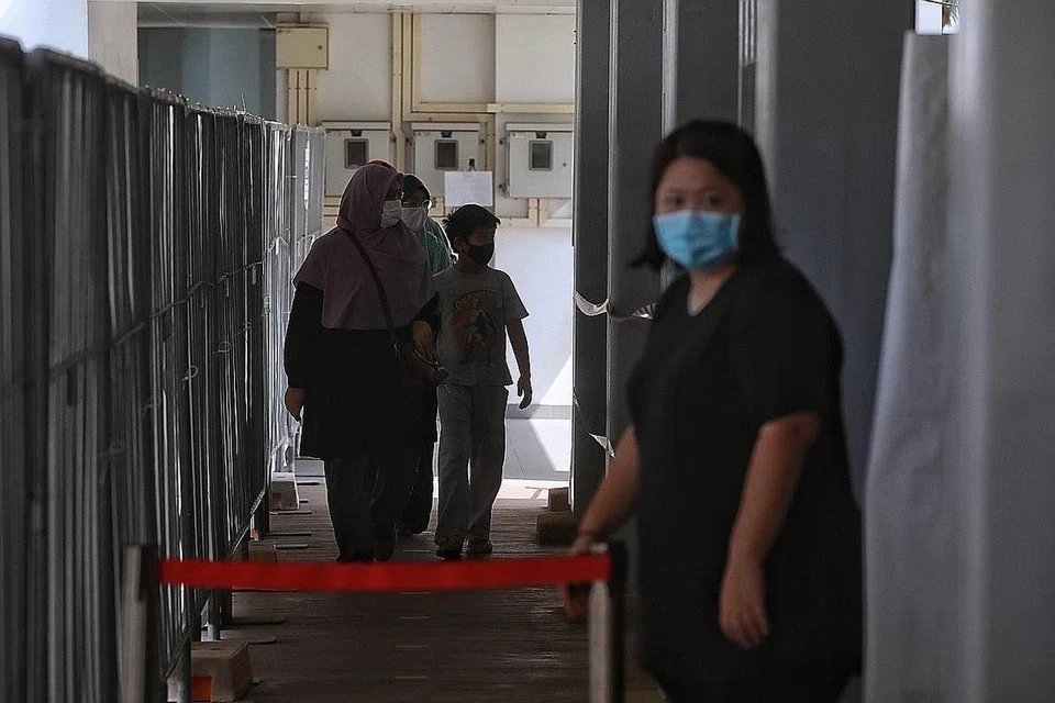 UJIAN SWAB DI SUMANG WALK: Para penduduk di Sumang Walk di Punggol telah diminta menjalani ujian swab Covid-19 khas selepas lapan kes disahkan dikesan di Blok 325A. - Foto BH oleh KEVIN LIM