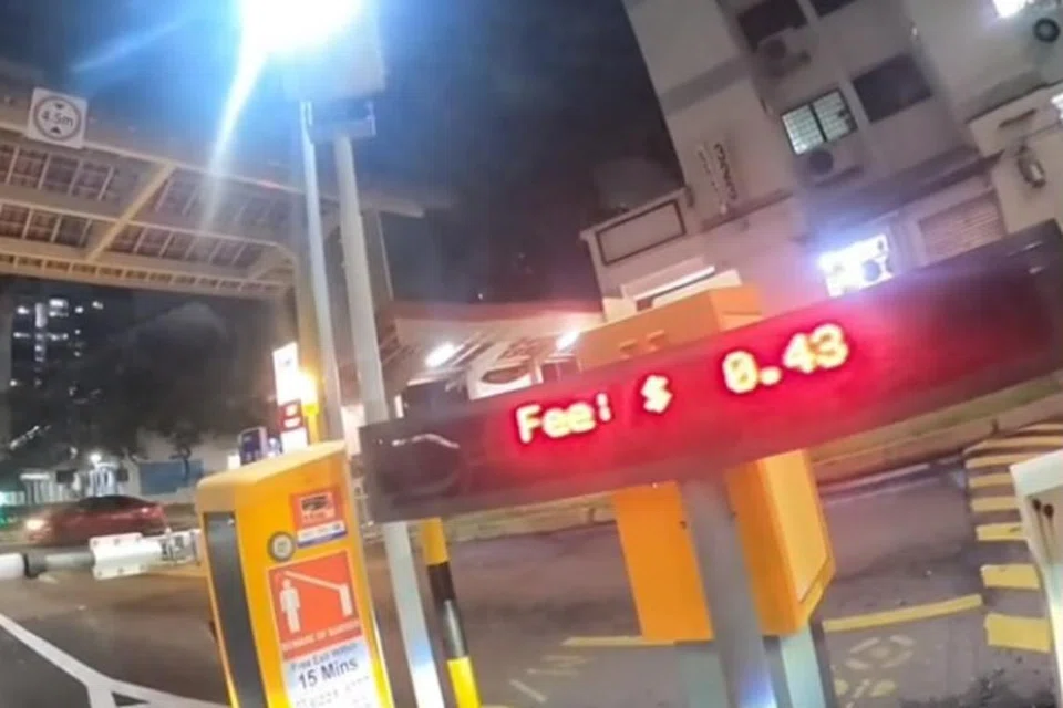 DIKENAKAN CAJ: Hanya kerana mengalih kedudukan motosikal, Encik Mohd Faizan dikenakan caj tambah satu sen apabila melalui gantri di tempat letak kereta Blok 322 Bukit Batok Street 33 pada 2 November.
