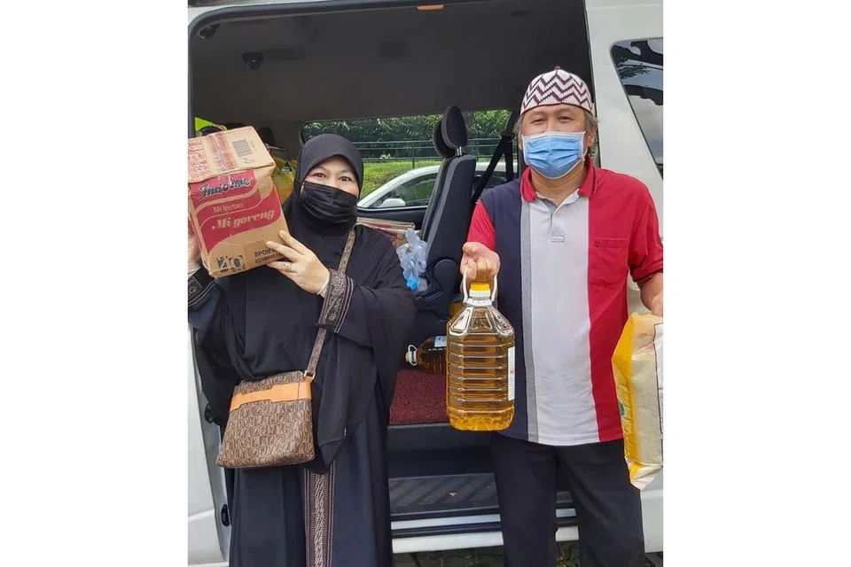 TERUS BERBAKTI: Cik Mariam Ajan dan Encik Hashim Marsuni adalah relawan mapan dari Pergeraq. Foto ini dirakam pada Ramadan tahun lalu. - Foto PERGERAQ