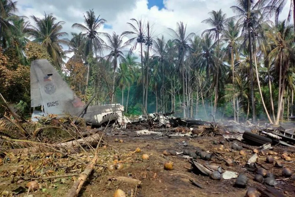 Gambar di tempat kejadian apabila pesawat Pasukan Udara Filipina terhempas sekitar 11.30 pagi sedang ia cuba mendarat di bandar Patikul di Sulu. 