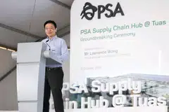 Perdana Menteri, Encik Lawrence Wong, berucap di majlis pecah tanah bagi pembinaan Hab Rantaian Bekalan PSA pada 18 Oktober di Tuas.