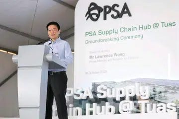 Perdana Menteri, Encik Lawrence Wong, berucap di majlis pecah tanah bagi pembinaan Hab Rantaian Bekalan PSA pada 18 Oktober di Tuas.