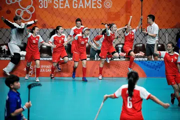 MENANG BESAR: Pasukan floorball wanita negara dinobat Pasukan Terbaik (Sukan Berpasukan) dan jurulatihnya Louise Khng diiktiraf Jurulatih Terbaik di Anugerah Sukan Singapura 2020 pada Rabu malam (28 Oktober). - Foto THE STRAITS TIMES 