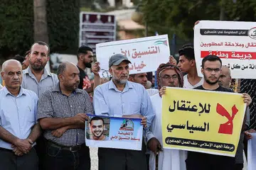 TUNJUK PERASAAN: Sekumpulan rakyat Palestin menunjukkan sepanduk semasa bantahan ke atas pasukan keselamatan Penguasa Palestin menyusuli penangkapan dua anggota Pergerakan Hamas di bandar Nablus, Tebing Barat, Kota Gaza, pada 20 September lalu. - Foto AFP
