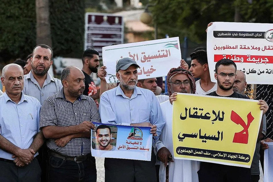 TUNJUK PERASAAN: Sekumpulan rakyat Palestin menunjukkan sepanduk semasa bantahan ke atas pasukan keselamatan Penguasa Palestin menyusuli penangkapan dua anggota Pergerakan Hamas di bandar Nablus, Tebing Barat, Kota Gaza, pada 20 September lalu. - Foto AFP