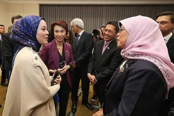 TEMU PEMIMPIN PERNIAGAAN: Presiden Halimah Yacob (kanan) berinteraksi dengan usahawan Malaysia Vivy Yusof (kiri) yang mempunyai kedai dUCK di Singapura semasa sesi jamuan teh bersama pemimpin perniagaan di Kuala Lumpur pada Isnin. Turut hadir di acara tersebut ialah Dr Mohamad Maliki Osman (dua dari kanan) dan Cik Low Yen Ling (dua dari kiri). - Foto FACEBOOK/ HALIMAH YACOB