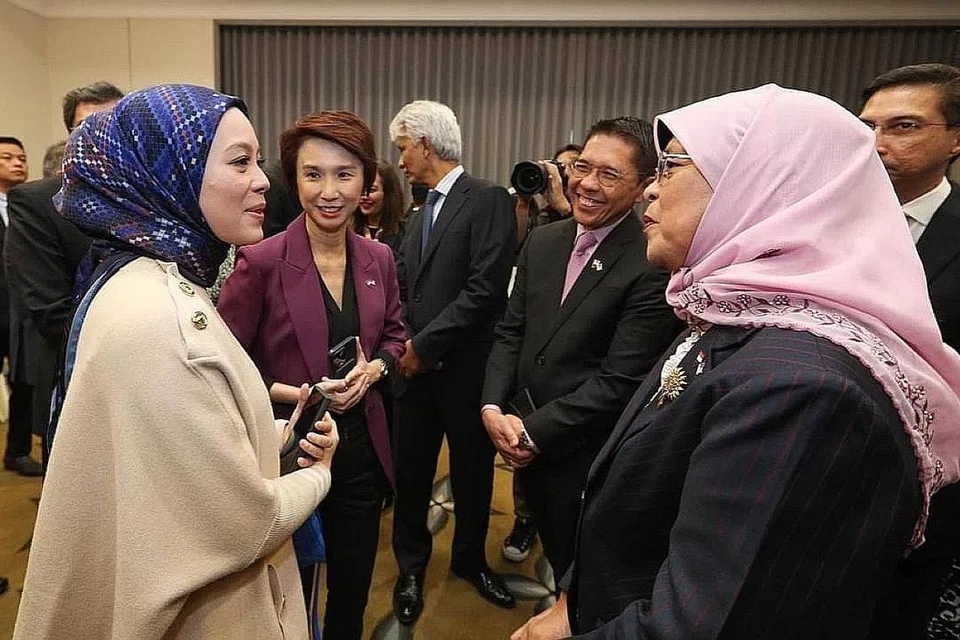 TEMU PEMIMPIN PERNIAGAAN: Presiden Halimah Yacob (kanan) berinteraksi dengan usahawan Malaysia Vivy Yusof (kiri) yang mempunyai kedai dUCK di Singapura semasa sesi jamuan teh bersama pemimpin perniagaan di Kuala Lumpur pada Isnin. Turut hadir di acara tersebut ialah Dr Mohamad Maliki Osman (dua dari kanan) dan Cik Low Yen Ling (dua dari kiri). - Foto FACEBOOK/ HALIMAH YACOB