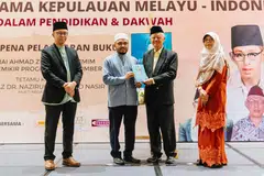 RAKAM BIOGRAFI: (Dari kiri) Pengarah Eksekutif Andalus Corporation Pte Ltd, Ustaz Fathurrahman M Dawoed; Mufti Dr Nazirudin Mohd Nasir; Pengerusi Al-Zuhri, Encik Wan Hussin Zoohri; dan Cik Sundusia Rosdi melancarkan buku biografi Kyai Ahmad Zuhri Mutammim di  Seminar Ulama Kepulauan Melayu-Indonesia pada Sabtu.