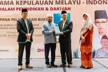 RAKAM BIOGRAFI: (Dari kiri) Pengarah Eksekutif Andalus Corporation Pte Ltd, Ustaz Fathurrahman M Dawoed; Mufti Dr Nazirudin Mohd Nasir; Pengerusi Al-Zuhri, Encik Wan Hussin Zoohri; dan Cik Sundusia Rosdi melancarkan buku biografi Kyai Ahmad Zuhri Mutammim di  Seminar Ulama Kepulauan Melayu-Indonesia pada Sabtu.