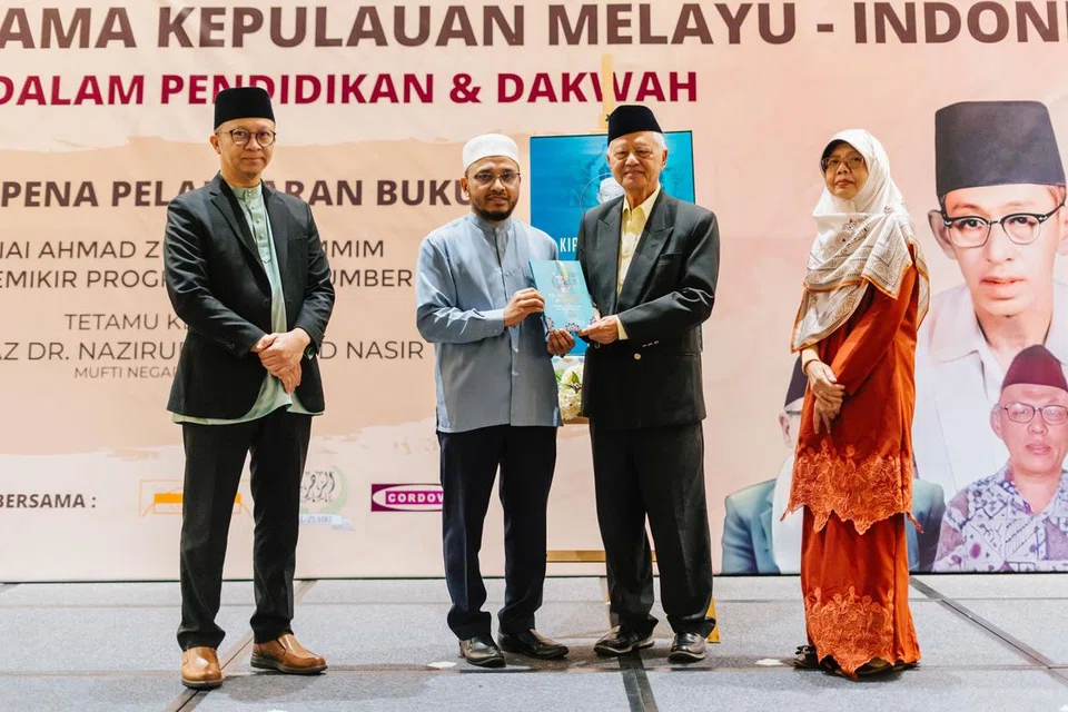 RAKAM BIOGRAFI: (Dari kiri) Pengarah Eksekutif Andalus Corporation Pte Ltd, Ustaz Fathurrahman M Dawoed; Mufti Dr Nazirudin Mohd Nasir; Pengerusi Al-Zuhri, Encik Wan Hussin Zoohri; dan Cik Sundusia Rosdi melancarkan buku biografi Kyai Ahmad Zuhri Mutammim di  Seminar Ulama Kepulauan Melayu-Indonesia pada Sabtu.