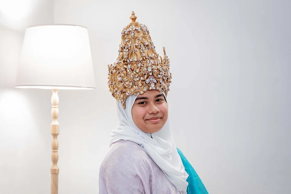 Meski akur dirinya kurang fasih dalam perihal seni budaya dan bahasa Melayu, Cik Eva Zahra Bella Aswadie, penuntut Politeknik Ngee Ann dalam bidang komunikasi massa, berharap dapat lebih menghargai seni persembahan Melayu sambil memperluas pengetahuan dalam pengurusan seni melalui biasiswa yang ditawarkan Opera Academy.