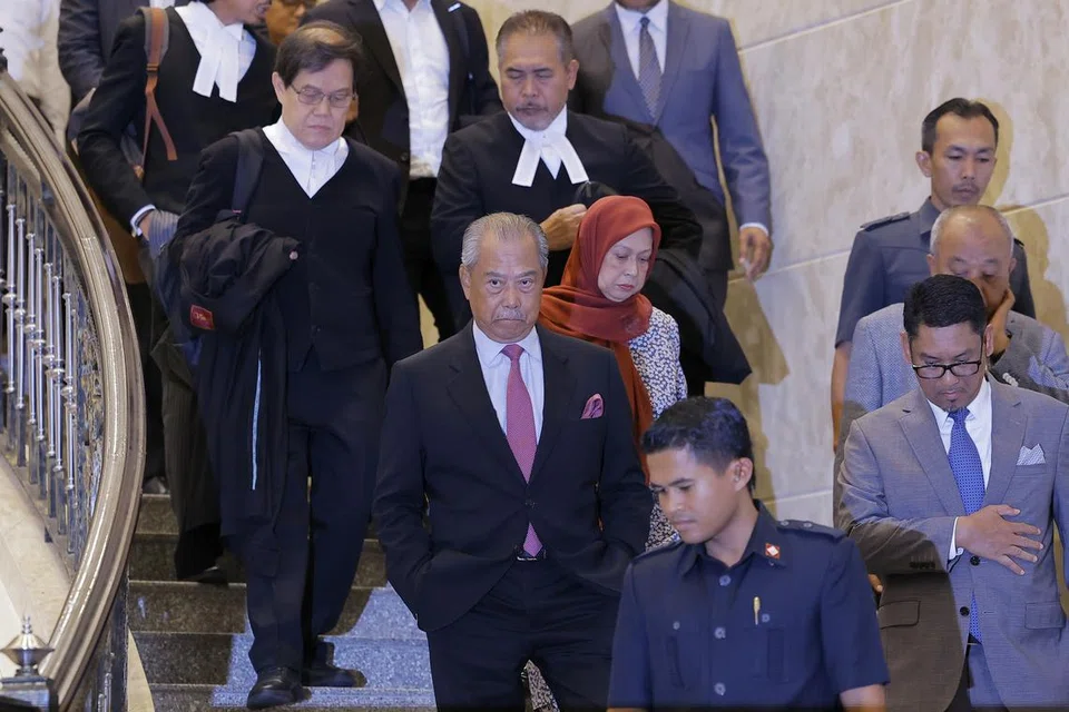 Mantan Perdana Menteri Malaysia, Tan Sri Muhyiddin Yassin (tengah), kekal menghadapi empat tuduhan membabitkan kes salah guna kedudukan untuk suapan berjumlah RM232.5 juta ($65.6 juta) selepas Mahkamah Rayuan Putrajaya membenarkan permohonan pendakwa raya.