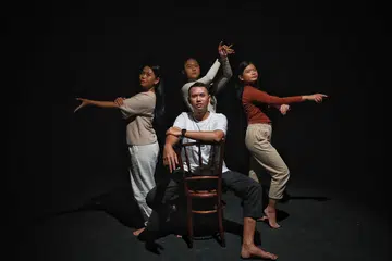 BENTANG ILHAM SENI: (Dari kiri, mengikut putaran jam) Cik Nurul Iffah Zahid, Cik Nurul Syahindah Mohamed Sharin, Cik Anna Natassha Musa dan Encik Badarudin Hassan teroka koreografi tari segar yang mencetus inspirasi untuk biarkan kesedihan dan kemurungan sebagai sejarah silam yang mendewasakan dalam siri taridra 'Odyssey 2 - Life Stories'. - Foto BH oleh KEVIN LIM