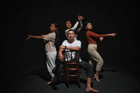 BENTANG ILHAM SENI: (Dari kiri, mengikut putaran jam) Cik Nurul Iffah Zahid, Cik Nurul Syahindah Mohamed Sharin, Cik Anna Natassha Musa dan Encik Badarudin Hassan teroka koreografi tari segar yang mencetus inspirasi untuk biarkan kesedihan dan kemurungan sebagai sejarah silam yang mendewasakan dalam siri taridra 'Odyssey 2 - Life Stories'. - Foto BH oleh KEVIN LIM