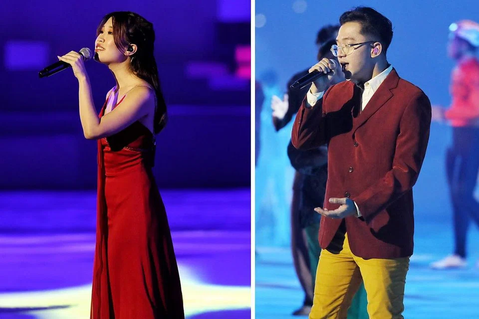 (Kiri) KEMUNCAK NDP: Penyanyi-penulis lagu Linying menyanyikan lagu tema 'The Road Ahead' semasa segmen terakhir NDP. (Kanan) PENUH EMOSI: Sezairi Sezali menyanyikan lagu tema 'The Road Ahead' sebagai salah satu daripada empat penyanyi lain semasa segmen terakhir rancangan NDP. - Foto-foto BM oleh GAVIN FOO