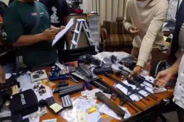 Pihak berkuasa memeriksa sejumlah senjata api, senapang angin, peluru dan aksesori senjata yang ditemukan di sebuah bilik berkunci di sebuah sekolah swasta di Pondok Pinang, Jakarta Selatan. Sebanyak 995 barangan berkaitan senjata ditemukan dalam pemeriksaan pada Julai, manakala pemeriksaan susulan turut menemukan senjata tambahan, bahan disyaki ganja dan methamphetamine serta kira-kira 25 cakera video lucah. Polis kini menyiasat asal-usul dan pemilikan barangan tersebut.