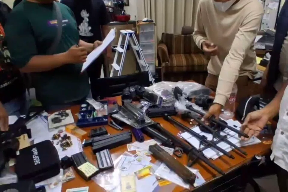 Pihak berkuasa memeriksa sejumlah senjata api, senapang angin, peluru dan aksesori senjata yang ditemukan di sebuah bilik berkunci di sebuah sekolah swasta di Pondok Pinang, Jakarta Selatan. Sebanyak 995 barangan berkaitan senjata ditemukan dalam pemeriksaan pada Julai, manakala pemeriksaan susulan turut menemukan senjata tambahan, bahan disyaki ganja dan methamphetamine serta kira-kira 25 cakera video lucah. Polis kini menyiasat asal-usul dan pemilikan barangan tersebut.