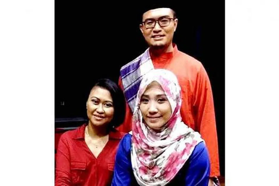 IDEA JUBLI EMAS: (Duduk di depan, dari kiri) Cik Layla Wahid, Cik Nurul Natasha Muhammad Farhan dan Encik Md Andi Zulkepli (belakang) gigih mengkaji isu semasa masyarakat Melayu. - Foto VARIASI PERFORMING ARTS