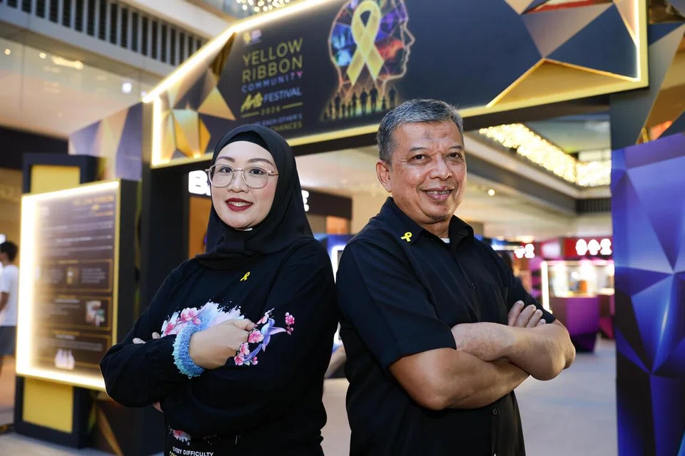 (Dari kiri) Artis bekas banduan, Cik Nur Fariesha Lam Huey Miin, dan artis banduan, Encik Mohd Yazid Mohd Noor, mempamerkan karya seni mereka di Festival Seni Komuniti Reben Kuning (YRCAF) 2026, berlangsung dari 14 hingga 20 Ogos di One Holland Village.
