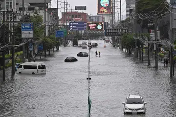 Kenderaan terkandas dalam air banjir di sepanjang Jalan Phetchaburi di Bangkok, Thailand, pada 26 September.