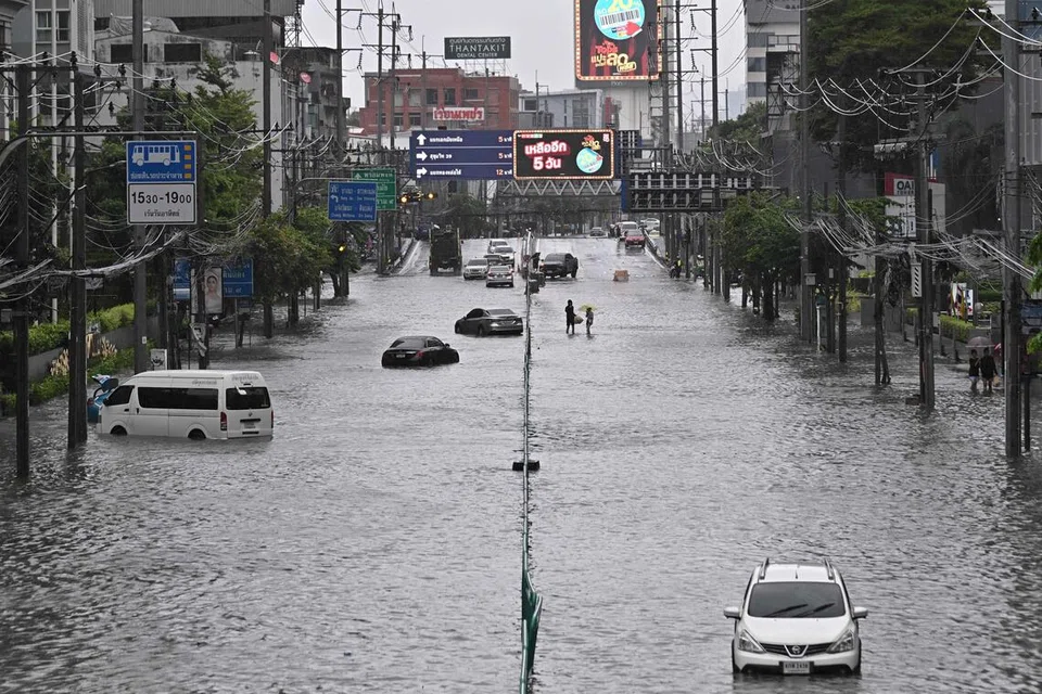 Kenderaan terkandas dalam air banjir di sepanjang Jalan Phetchaburi di Bangkok, Thailand, pada 26 September.