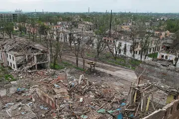 HILANG TEMPAT TINGGAL: Bangunan di bandar pelabuhan Mariupol, Ukraine musnah dalam konflik berterusan Ukraine-Russia. Sejak peperangan itu meletus, lebih lapan juta orang telah kehilangan tempat tinggal di Ukraine, manakala lebih enam juta pelarian telah melarikan diri merentasi sempadan. - Foto REUTERS