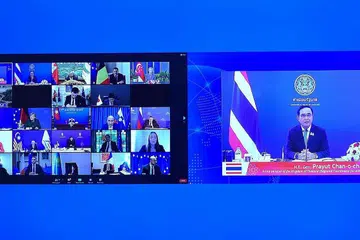 SIDANG PUNCAK MAYA: PM Lee (skrin kiri, baris atas, kanan) antara pemimpin Asia dan Eropah dalam Sidang Puncak Mesyuarat Asia-Eropah (Asem) ke-13 yang diadakan melalui sidang video dan dipengerusikan perdana menteri Kemboja, Encik Hun Sen. - Foto EPA-EFE