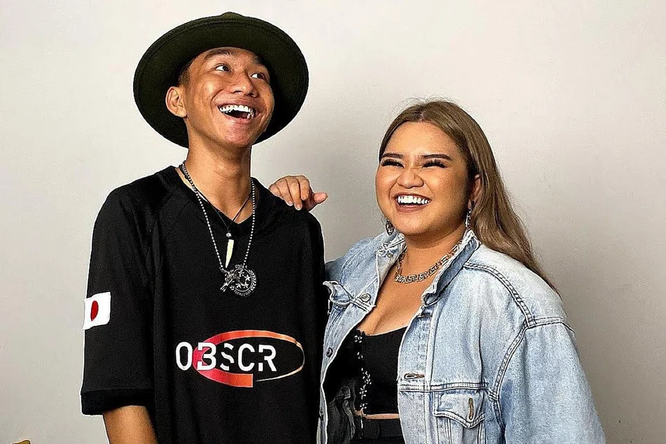 KONGSI BIAYA: Ki Zikry (kiri) telah bekerjasama menerbitkan lagu bersama rakannya Satina dan kemudian memutuskan membuat video muzik. Mereka berdua mengongsi biaya pembuatan video tersebut. - Foto YUNGTAUFOO