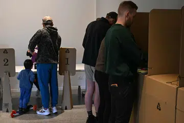 Para pengundi di luar bandar Marrickville di Sydney pada 3 Mei.