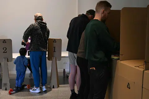 Para pengundi di luar bandar Marrickville di Sydney pada 3 Mei.
