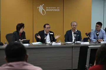 SARANAN GAJI: Pengerusi Majlis Gaji Kebangsaan (NWC) Encik Peter Seah (dua dari kiri) mengumumkan saranan  untuk meningkatkan gaji pekerja bergaji rendah. Bersama beliau adalah Presiden NTUC, Cik Mary Liew (kiri), Presiden Persekutuan Majikan Nasional Singapura (Snef), Encik Robert Yap (dua dari kanan), dan Timbalan Setiausaha (Tenaga Kerja) Kementerian Tenaga Manusia, Encik Kenny Tan (paling kanan).