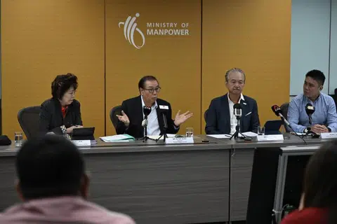 SARANAN GAJI: Pengerusi Majlis Gaji Kebangsaan (NWC) Encik Peter Seah (dua dari kiri) mengumumkan saranan  untuk meningkatkan gaji pekerja bergaji rendah. Bersama beliau adalah Presiden NTUC, Cik Mary Liew (kiri), Presiden Persekutuan Majikan Nasional Singapura (Snef), Encik Robert Yap (dua dari kanan), dan Timbalan Setiausaha (Tenaga Kerja) Kementerian Tenaga Manusia, Encik Kenny Tan (paling kanan).