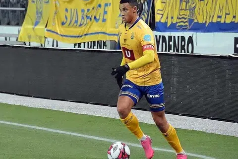 KEMBALI MENYENGAT: Ikhsan Fandi menjaringkan gol pada minit ke-90 lalu meraih mata seri 1-1 buat pasukannya FK Jerv yang menentang Stjordals-Blink Ahad lalu. - Foto FK JERV