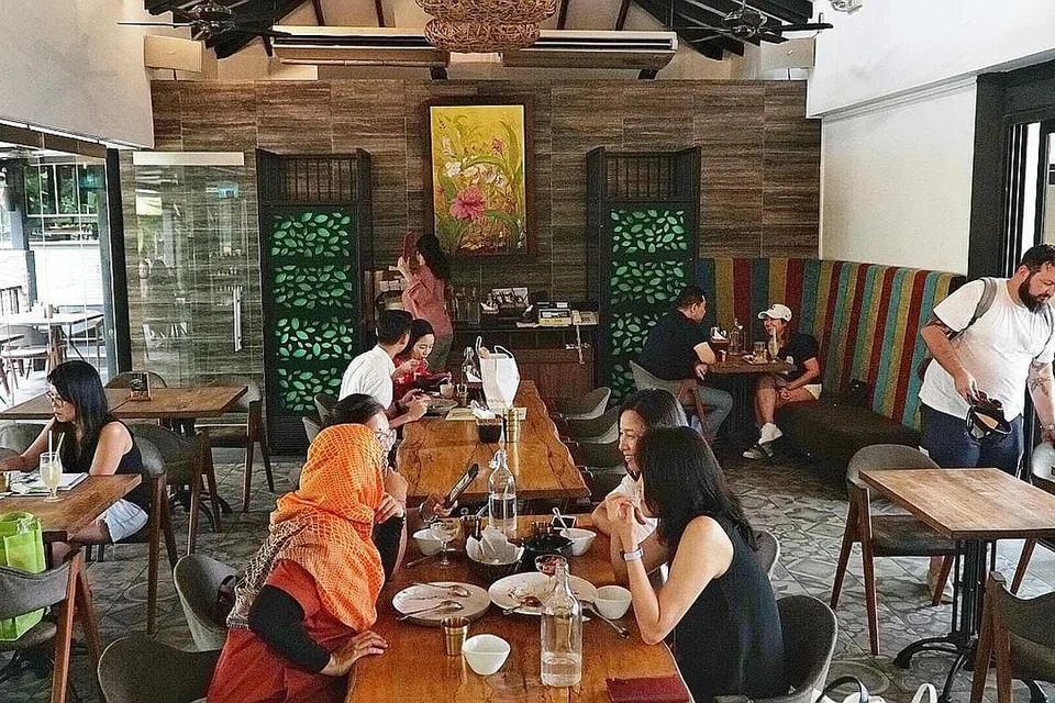 PENTINGKAN INOVASI: Untuk memastikan mutu tidak dikorbankan akibat peraturan yang harus dipatuhi sebagai restoran halal, The Halia mendatangkan inovasi baru supaya semua pelanggan dapat menikmati masakan mereka. - Foto BM oleh KHALID BABA 
