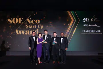 ANUGERAH KEUSAHAWANAN: Ketua Pegawai Operasi (COO) Kinobi, Encik Hafiz Kasman (dua dari kanan), bersama Ketua Pegawai Teknologi (CTO) Kinobi, Encik Joshua Phua (tengah), menerima Anugerah Pemula Baru Semangat Keusahawanan (SOE) 2023 daripada Tetamu Terhormat, Menteri Negara (Kebudayaan, Masyarakat dan Belia merangkap Perdagangan dan Perusahaan), Cik Low Yen Ling (dua dari kiri).