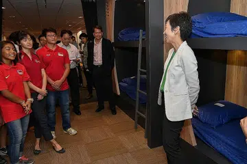 ASAH BAKAT ATLIT REMAJA: Cik Grace Fu (kanan) berinteraksi dengan atlit remaja yang kini dapat manfaat kemudahan di ruang baru, NYSI Satellite@Kallang, untuk membangunkan bakat mereka. - Foto THE STRAITS TIMES
