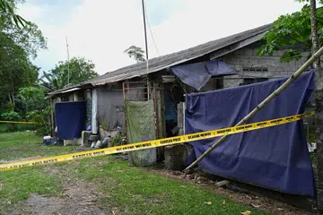 Rumah yang dikepung pita polis berwarna kuning ini dipercayai rumah lelaki yang menyerang Balai Polis Ulu Tiram pada 17 Mei dan terletak di Jalan Rabani, Kampung Sungai Tiram, Johor.
