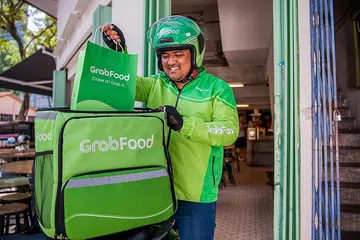 SAINGAN: Kehadiran firma besar seperti GrabFood dan Gojek dijangka memberi saingan sengit kepada firma kecil dan sederhana setempat. Justeru firma serupa itu perlu menyusun strategi mencari kelebihan kompetitif, pasaran tukikan supaya dapat bertahan. - Foto fail