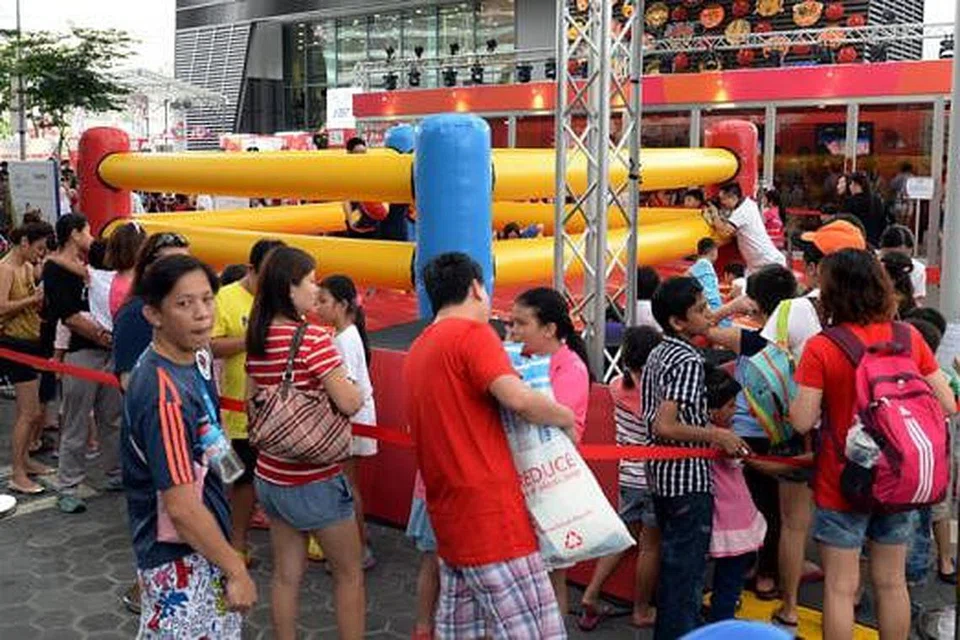 GEMBIRA SEISI KELUARGA: Pelbagai acara awam sampingan diadakan sepanjang Sukan SEA ini, termasuk pesta Sukan SEA di pekarangan Hab Sukan Singapura. - Foto ZAINAL YAHYA 