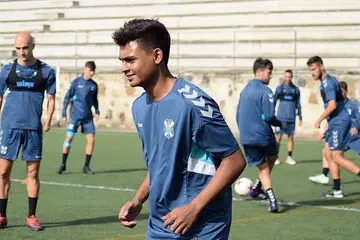 MUDAH SESUAIKAN DIRI: Saifullah Akbar tampak tenang apabila menjalani latihan pertamanya bersama kelab divisyen dua liga Sepanyol, CD Tenerife B. Beliau kini berharap dapat meyakinkan jurulatih di situ dengan memberinya kontrak profesional. - Foto LA LIGA