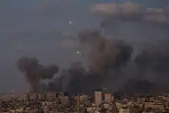 LANCAR ROKET: Kumpulan militan Hamas dilaporkan telah menembak roket bertubi-tubi ke arah Tel Aviv pada Khamis susulan serangan udara Israel ke atas orang awam di Gaza.