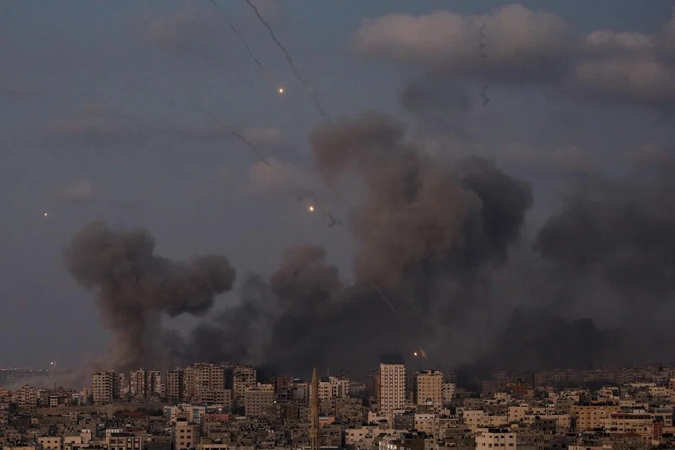 LANCAR ROKET: Kumpulan militan Hamas dilaporkan telah menembak roket bertubi-tubi ke arah Tel Aviv pada Khamis susulan serangan udara Israel ke atas orang awam di Gaza.