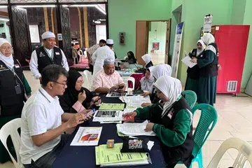 TEMPAH PAKEJ HAJI: Beberapa individu meninjau pakej haji yang ditawarkan dalam majlis pelancaran Pakej Haji 2024, kendalian ejen penjualan (GSA) pakej haji, TM Fouzy Travel & Tours di Masjid An-Nahdhah pada 2 Disember lalu.