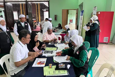 TEMPAH PAKEJ HAJI: Beberapa individu meninjau pakej haji yang ditawarkan dalam majlis pelancaran Pakej Haji 2024, kendalian ejen penjualan (GSA) pakej haji, TM Fouzy Travel & Tours di Masjid An-Nahdhah pada 2 Disember lalu.