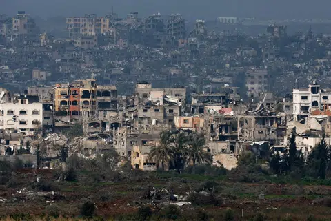 SERANGAN BERTERUSAN: Kerosakan besar menimpa bangunan-bangunan di Gaza pada 24 Januari di tengah-tengah konflik antara Israel dengan Hamas. 