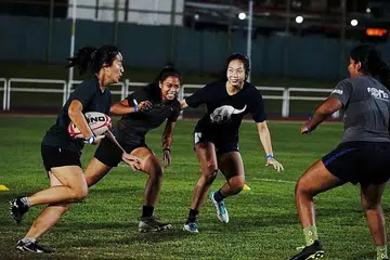 ADA KEMAJUAN: Aqilah (dua dari kiri) gembira sekolahnya, SIT, terbuka hati untuk menyertai Program Penglibatan Tertiari Wanita anjuran Jawatankuasa Pembangunan Wanita di bawah Kesatuan Ragbi Singapura (SRU) yang diadakan di Stadium Jurong West setiap Rabu. - Foto-Foto BH oleh KHALID BABA 